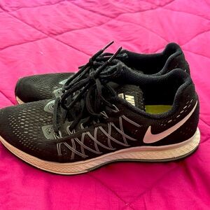 Nike Women's Black and White Athletic Shoes